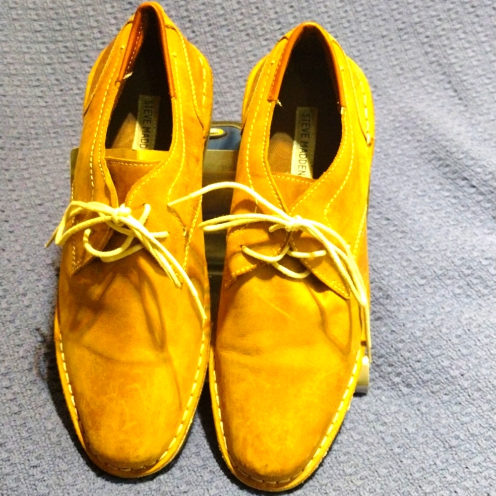 Steve Madden m11 leather cross of Oxford and a boot